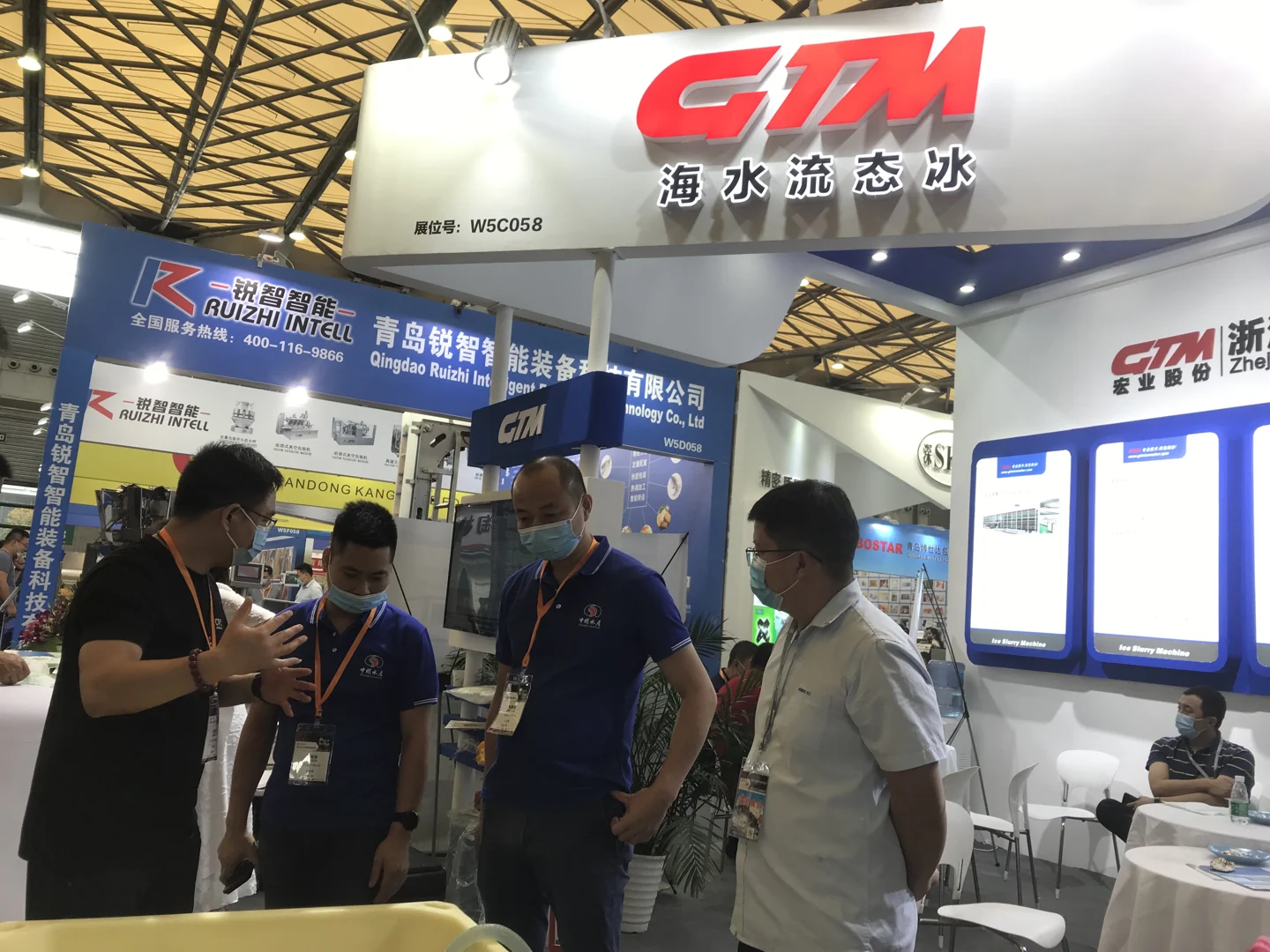 GTM slurry ice exhibition booth W5C058 with visitors at World Seafood Shanghai 2020